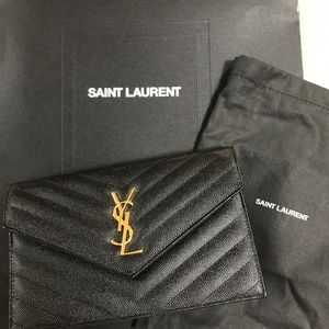 ENVELOPE CHAIN WALLET IN GRAIN DE POUDRE EMBOSSED